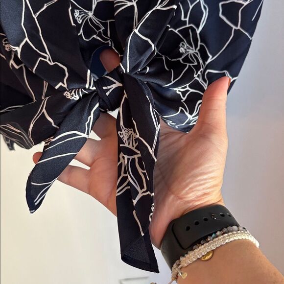 Chico's Navy White Floral Blouse with tie front and blousy sleeves size 12 NWT! - Picture 4 of 9